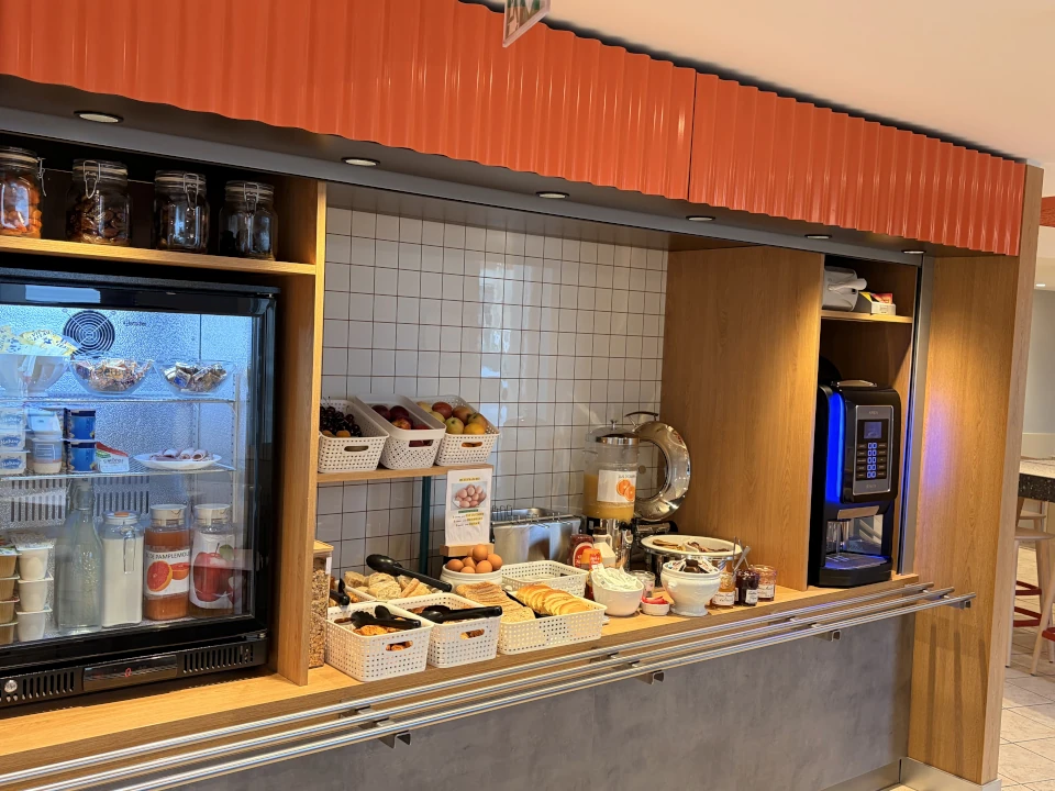 Boissons chaudes et viennoiseries à volonté, fruits frais