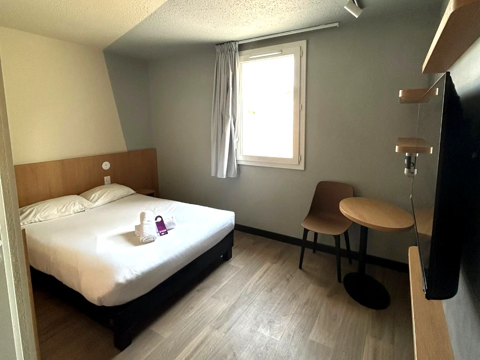 Chambre standard avec un lit double pour 2 personnes dans l'hôtel Inn Montluçon