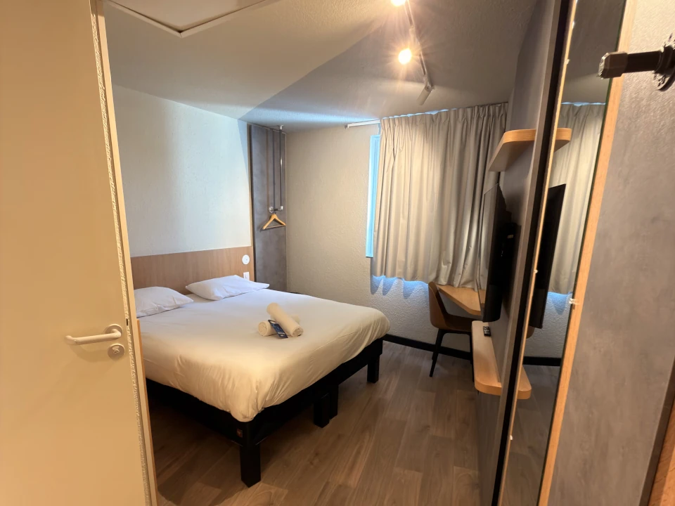 Chambre hôtel avec salle de bain douche