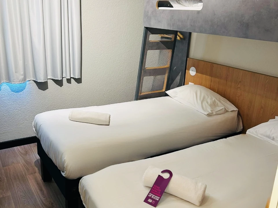 Chambre lits simples avec WiFi gratuit illimité