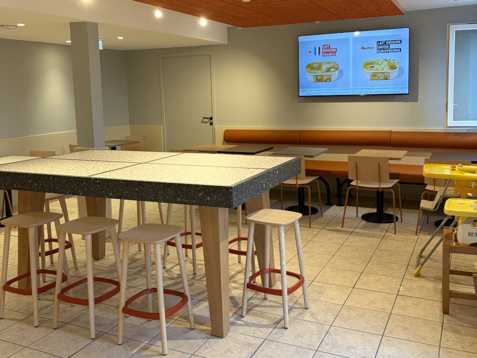 Salle du petit-déjeuner avec buffet à volonté